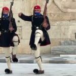 Πανελλήνιος ὀργή ἀπό τό θράσος λαθρομετανάστου πού ἐξύβρισε Εὔζωνο στό Σύνταγμα