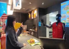 Ρομπότ σε γνωστή αλυσίδα φαστφουντάδικου στήνει “υποδοχή” – Προσωρινό ή… οιωνός αντικατάστασης εργαζομένων;