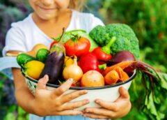 Τα 6 ιδανικά φρούτα και λαχανικά της άνοιξης για την υγεία των παιδιών