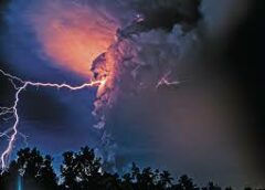 Γιατί μας «χτυπάει» το ρεύμα; Το μυστήριο 2.500 ετών που λύθηκε στο μικροσκόπιο