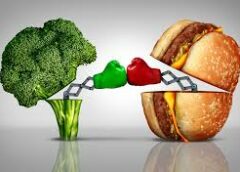 Η υγιεινή διατροφή είναι κάτι πιο σύνθετο από την απλή επιλογή τροφών, αφού έχει να κάνει με τη συνολική μας σχέση με το φαγητό. Δείτε τι σημαίνει αυτό