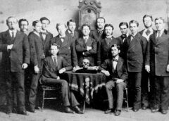 7 ΜΥΣΤΙΚΕΣ Εταιρείες Που ΚΥΒΕΡΝΟΥΝ τον Κόσμο