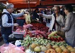 Τεράστιο χάσμα στην ελληνική κοινωνία: 7 στους 10 νοικοκυριά δεν τα βγάζουν πέρα Τεράστιο χάσμα στην ελληνική κοινωνία: 7 στους 10 νοικοκυριά δεν τα βγάζουν πέρα