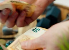Τι σημαίνει για τους οφειλέτες η διπλή ρύθμιση για το ακατάσχετο όριο τραπεζικών λογαριασμών – Σε ισχύ από τον Ιούλιο