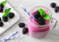 Smoothie με βατόμουρα και μήλο Smoothie με βατόμουρα και μήλο