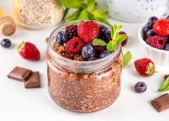Σοκολατένια overnight oats με φρούτα του δάσους Σοκολατένια overnight oats με φρούτα του δάσους