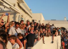 Υπερτουρισμός και τοπικές κοινωνίες: Έσοδα για λίγους και καθημερινότητα αβίωτη για τους κατοίκους Υπερτουρισμός και τοπικές κοινωνίες: Έσοδα για λίγους και καθημερινότητα αβίωτη για τους κατοίκους