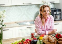 Η μεσογειακή διατροφή κάνει καλό και στην ψυχική υγεία μετά τα 50, σύμφωνα με νέα μελέτη