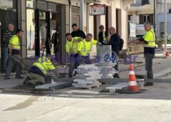 ΜΗΤΡΟΠΟΛΕΩΣ/ Το έργο της πεζοδρόμησης συνεχίζεται – Δήμος και ανάδοχος καλούνται τώρα να δώσουν ξεκάθαρες απαντήσεις!