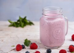 Smoothie με μούρα και κεφίρ για γερά οστά Smoothie με μούρα και κεφίρ για γερά οστά