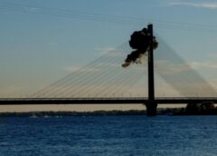 Κτύπησαν και τη βόρεια γέφυρα του Δνείπερου στο Κίεβο Κτύπησαν και τη βόρεια γέφυρα του Δνείπερου στο Κίεβο